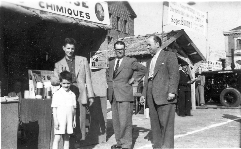 Un stand de La Bordelaise en 1952 (Pierre Meste  droite)