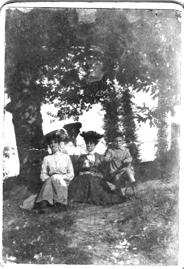Yvonne Mazier, mre et soeurs, Dinan 1900