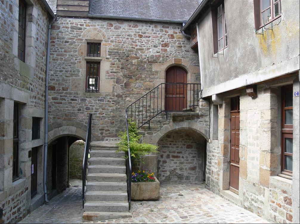 La cour du muse de la dentelle  Villedieu-les-Poles